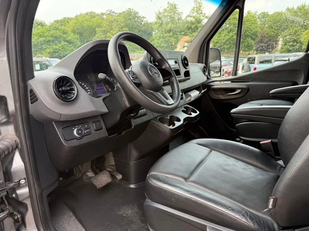Used 2021  Mercedes-Benz Crew 144 WB image 21