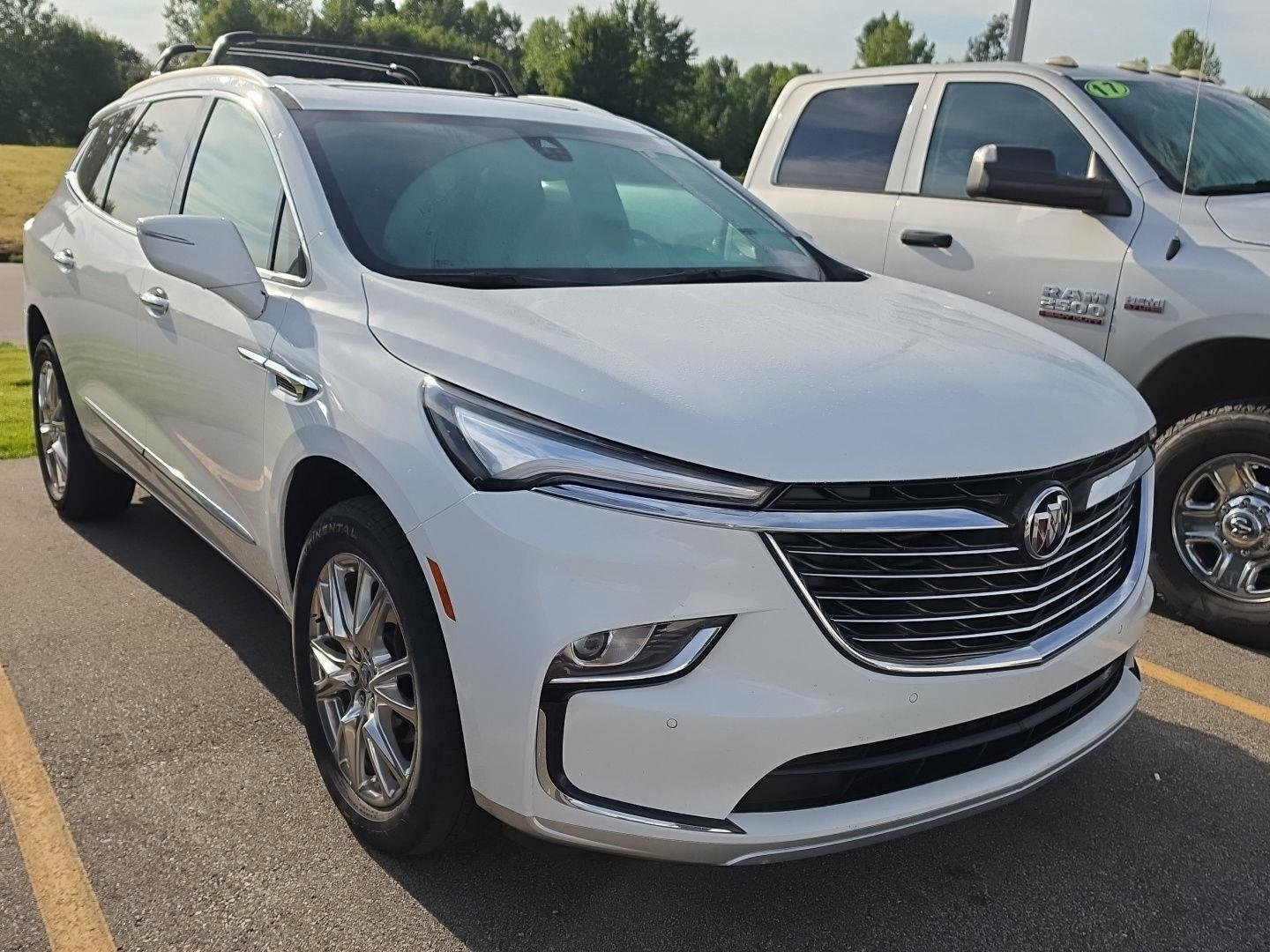 Used 2023 Summit White Buick Essence image 2