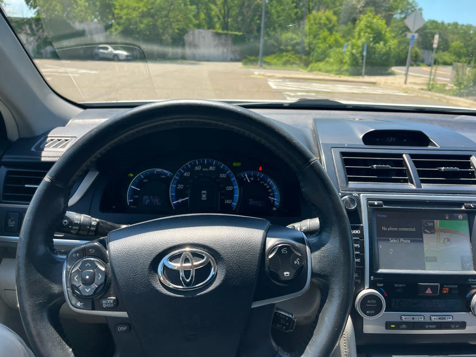 Used 2014 Super White Toyota XLE image 12