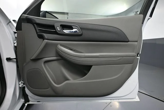 Used 2015 White Chevrolet LS image 35