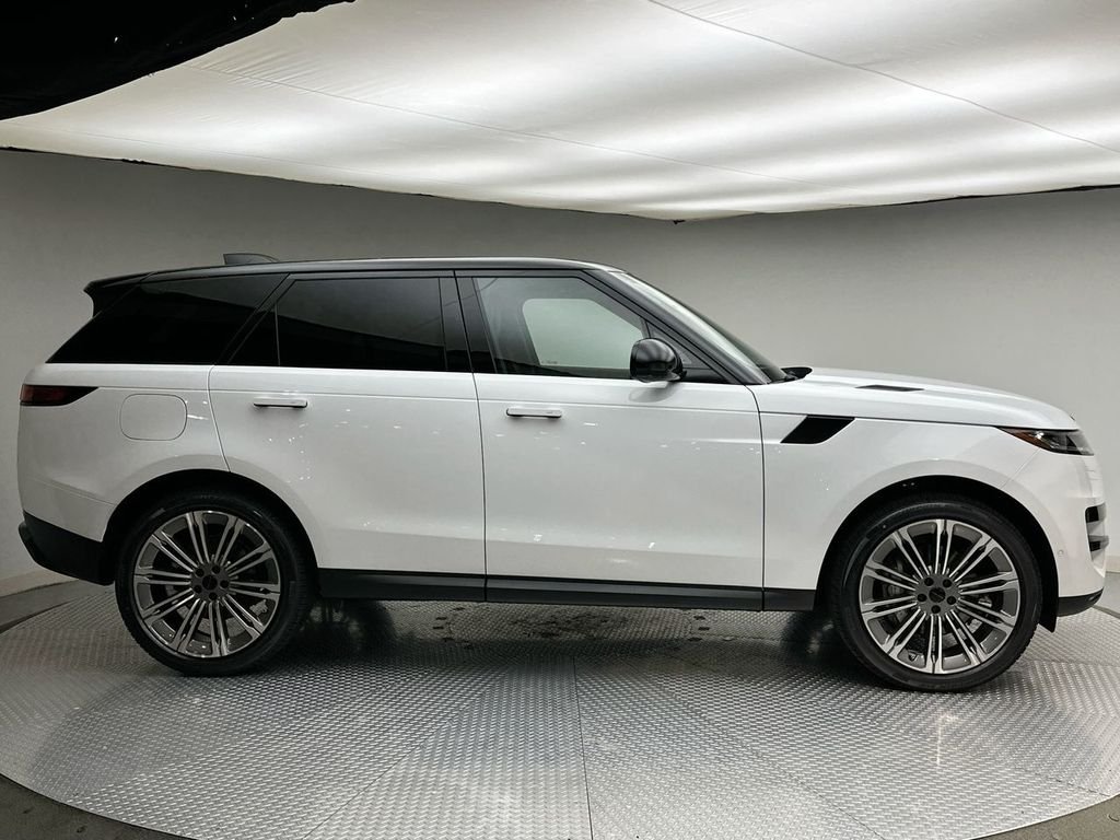 New 2026 Fuji White Land Rover SE image 4