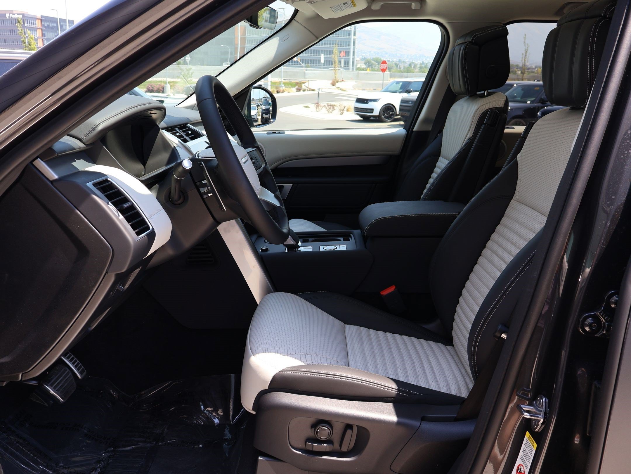 New 2026 Carpathian Grey LAND ROVER Gemini Edition image 12