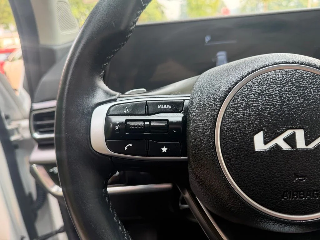 Certified Used 2025 Snow White Pearl Kia EX image 13