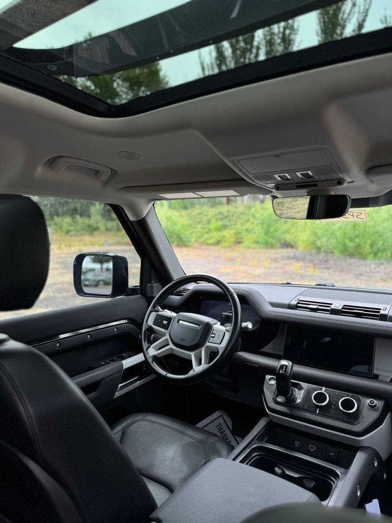 Used 2022 Santorini Black Metallic Land Rover SE image 28