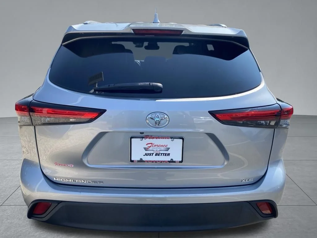 Used 2022 Silver Toyota XLE image 12