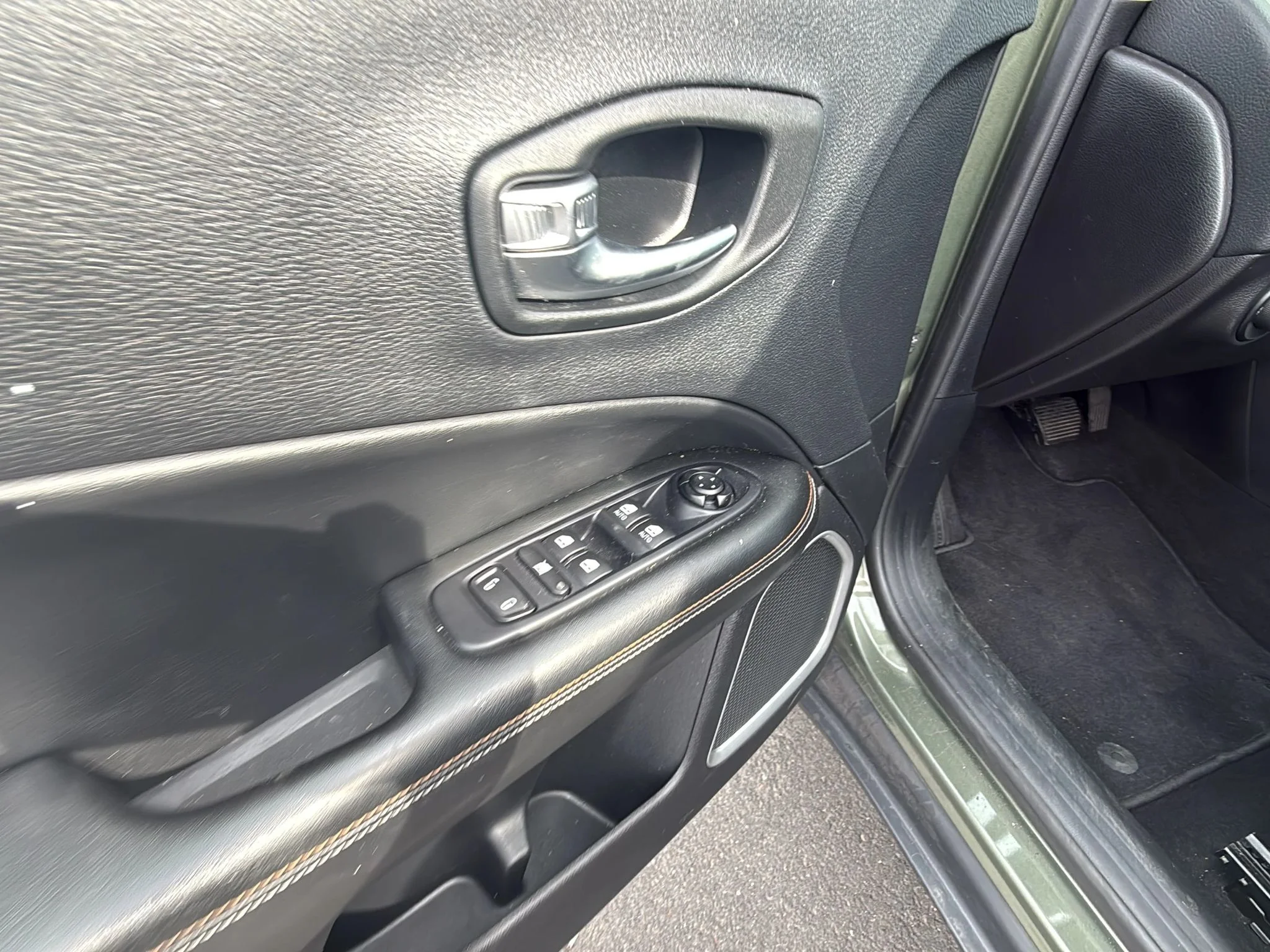 Used 2020 Olive Green Pearlcoat Jeep Latitude image 8