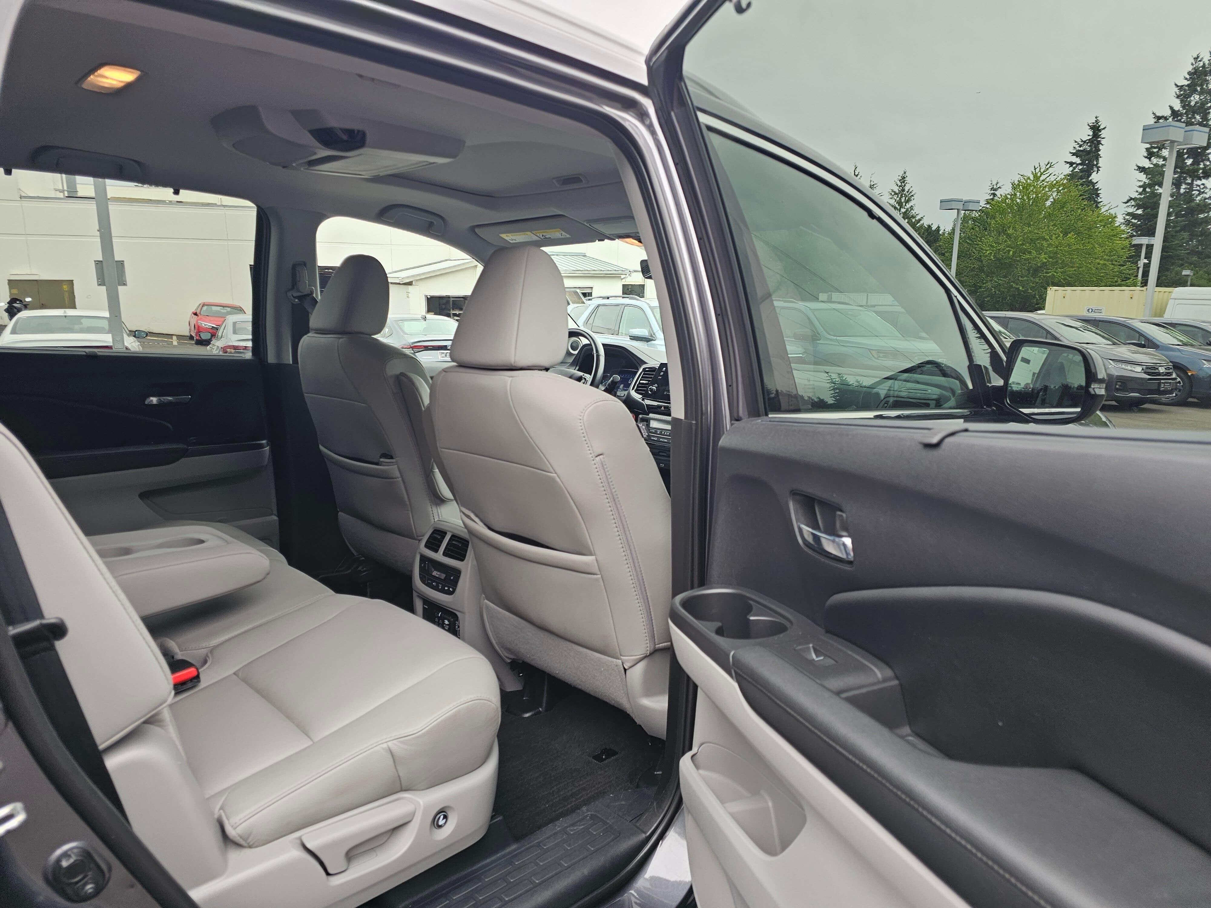 Used 2019 Modern Steel Metallic Honda Touring image 14