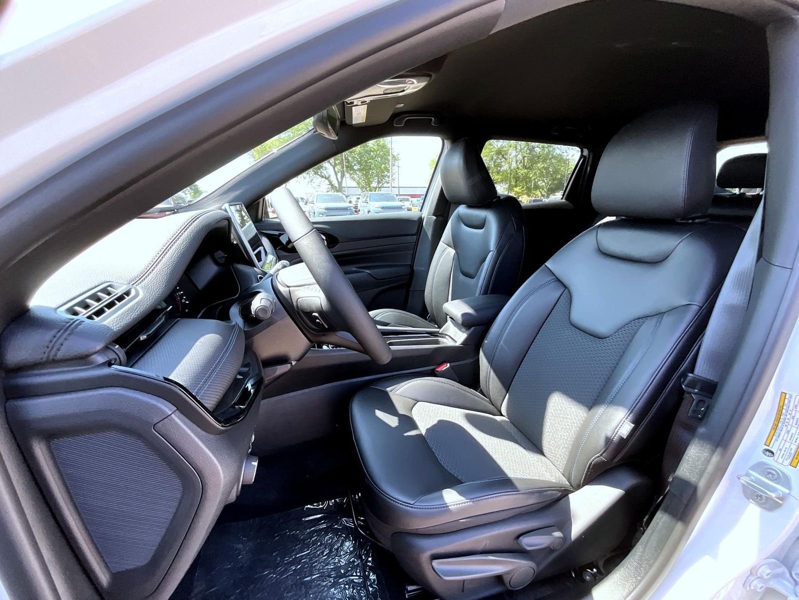 New 2026 Bright White Clearcoat Jeep Latitude image 11