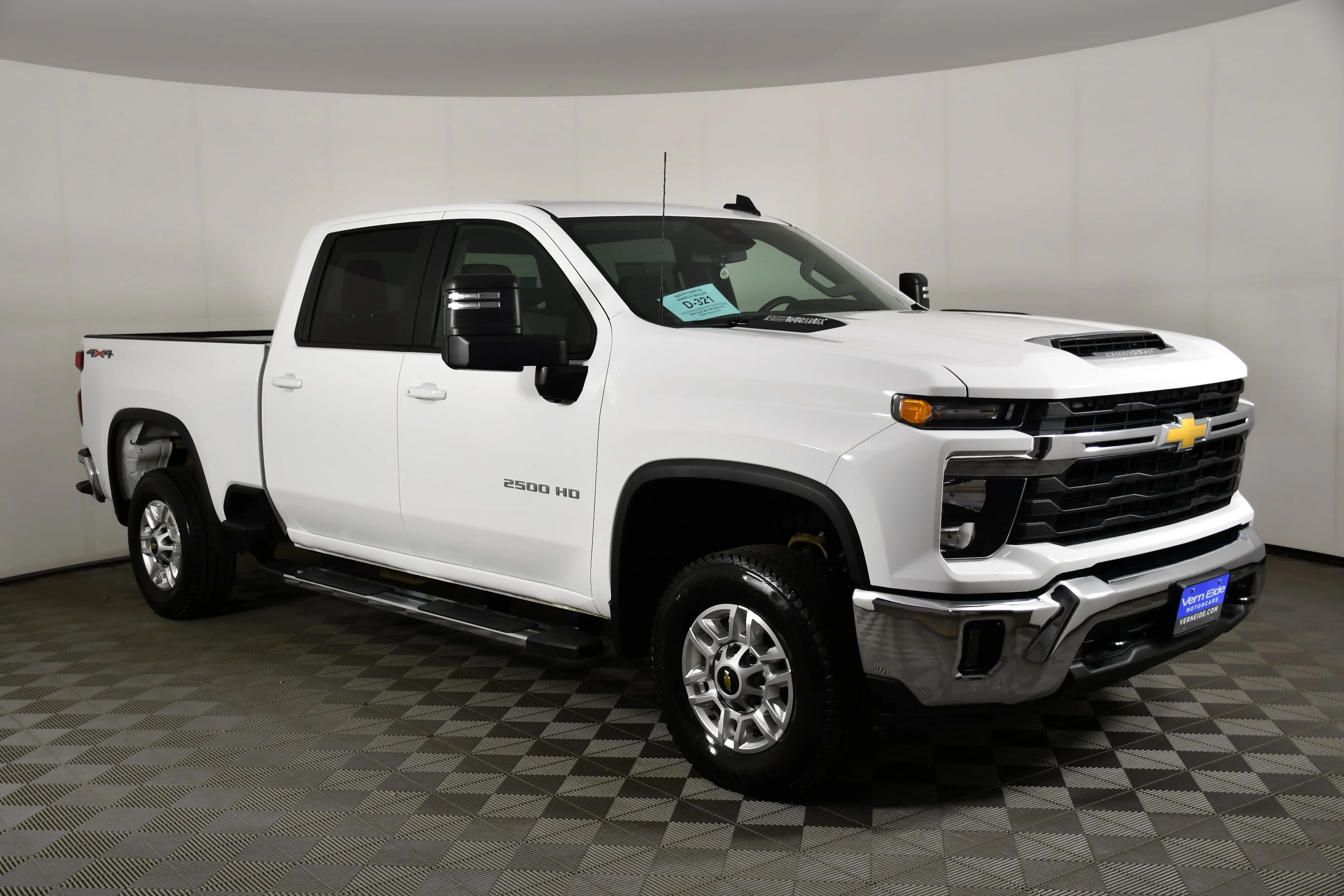 Used 2025 Summit White Chevrolet LT image 4