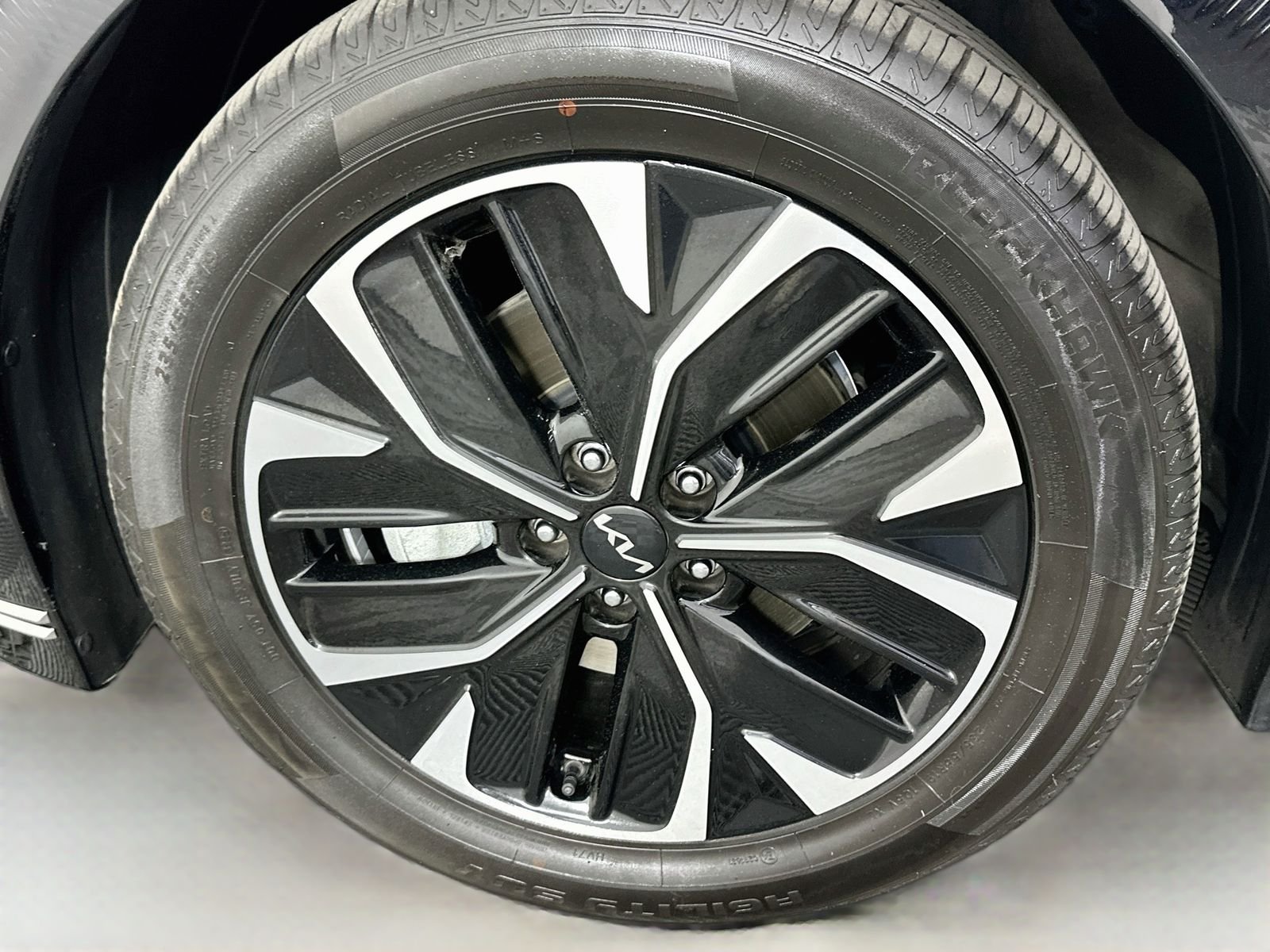 Used 2022 Steel Gray Kia Wind image 31