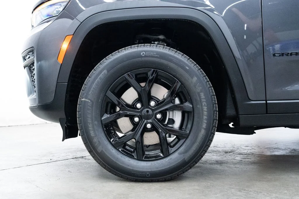New 2026 Baltic Gray Metallic Clear-Coat Exterior Paint Jeep Altitude image 7