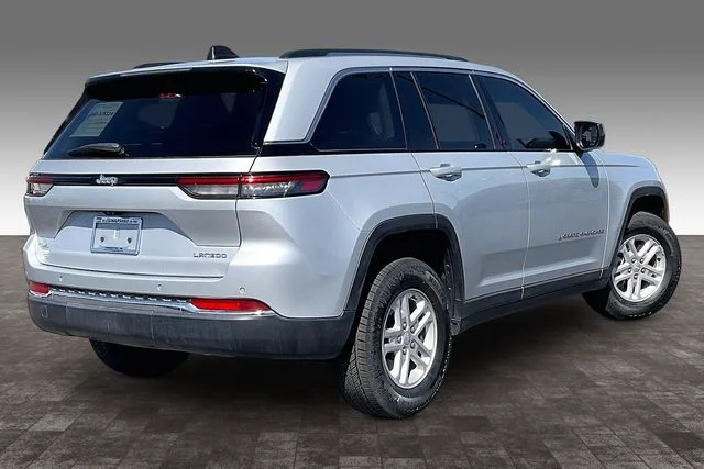 Used 2023 Silver Jeep Laredo image 2