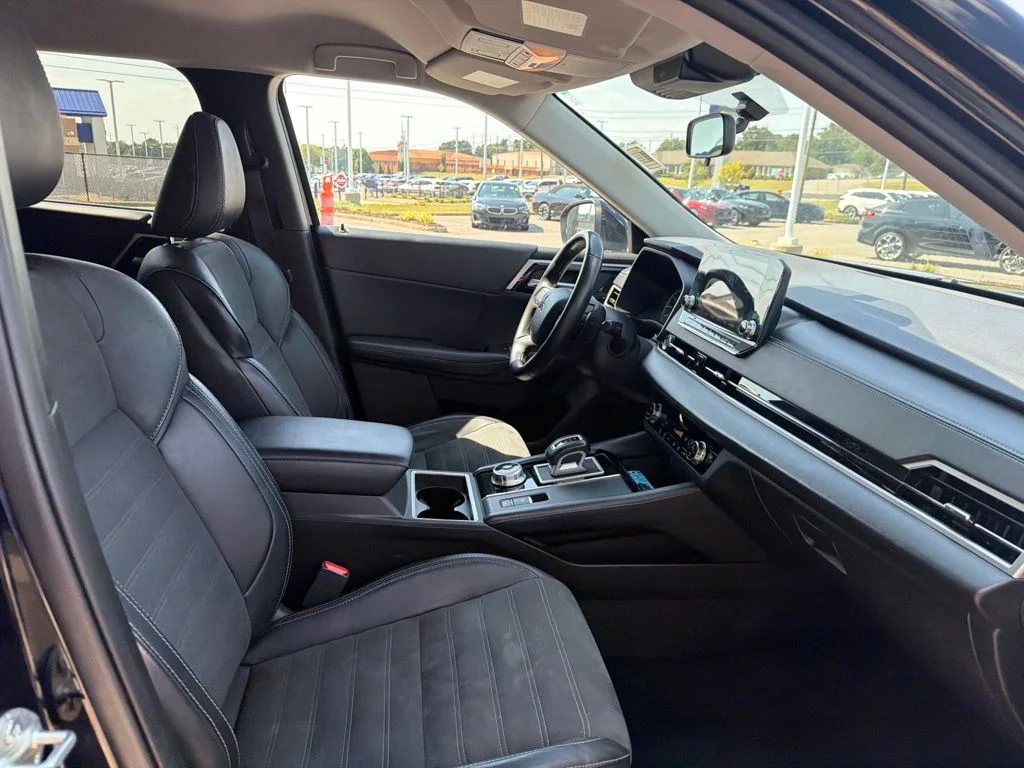 Used 2024 Silver Mitsubishi SE image 25