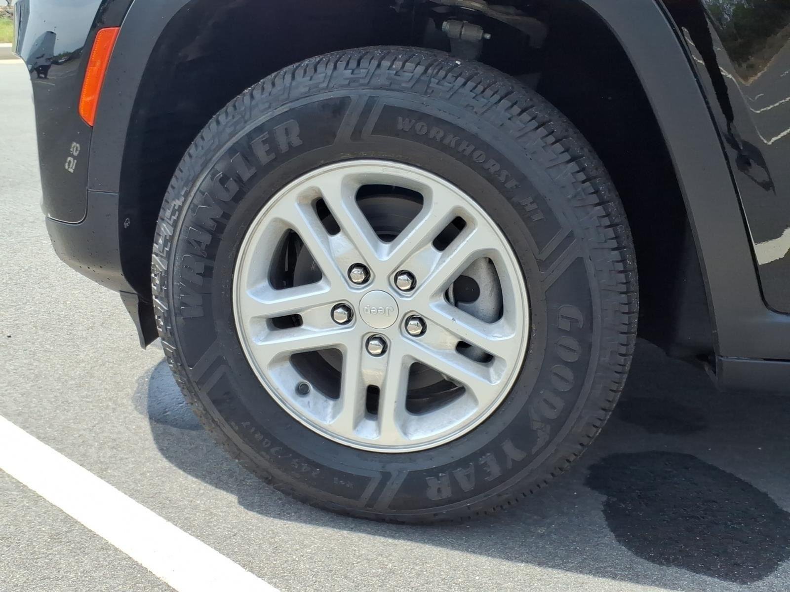 Used 2023 Diamond Black Crystal Pearlcoat Jeep Laredo image 9