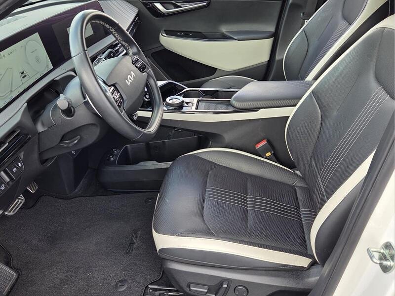 Used 2023 Snow White Pearl KIA GT-Line RWD image 10