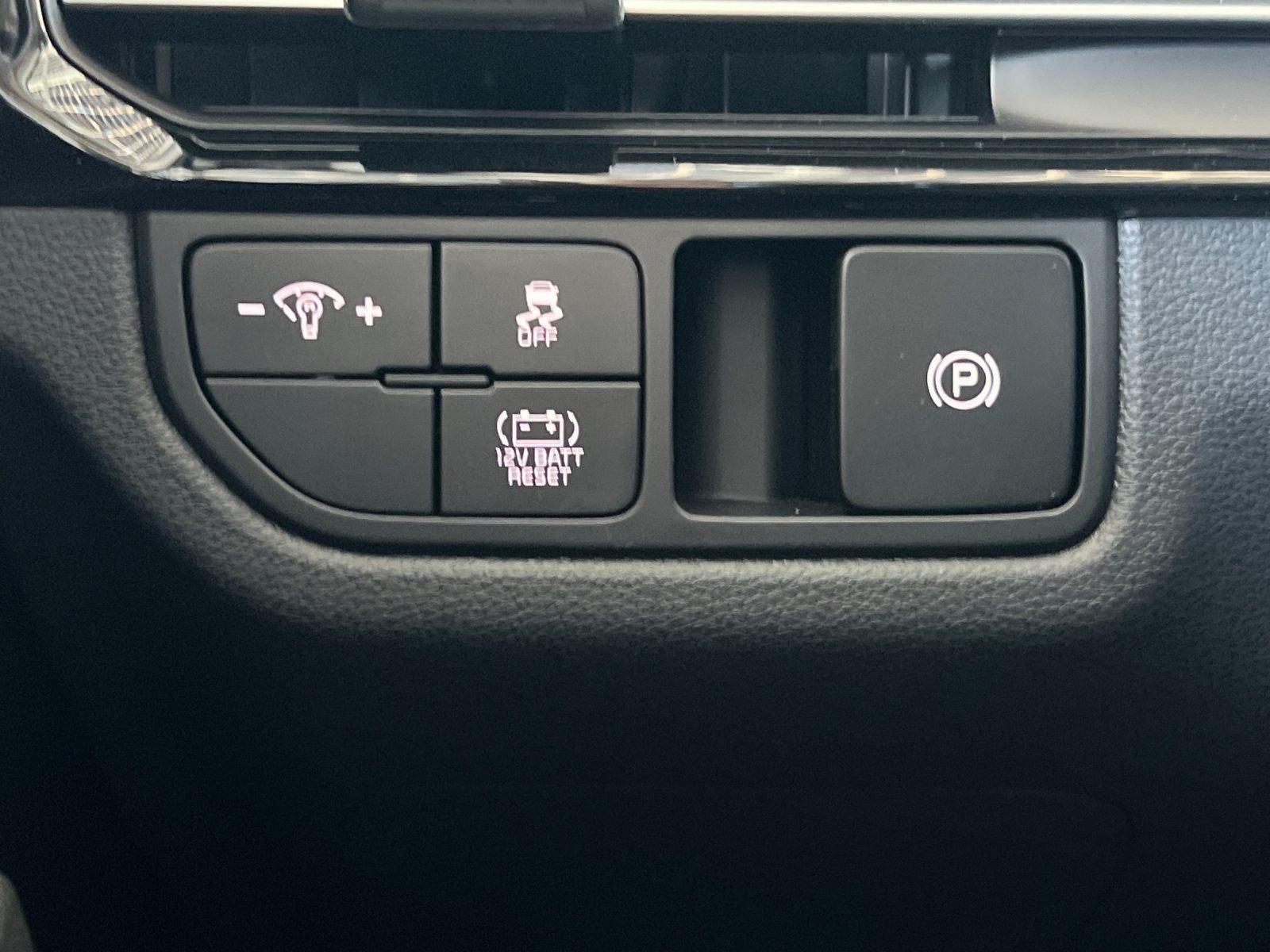 New 2026 Snow White Pearl Kia S image 29