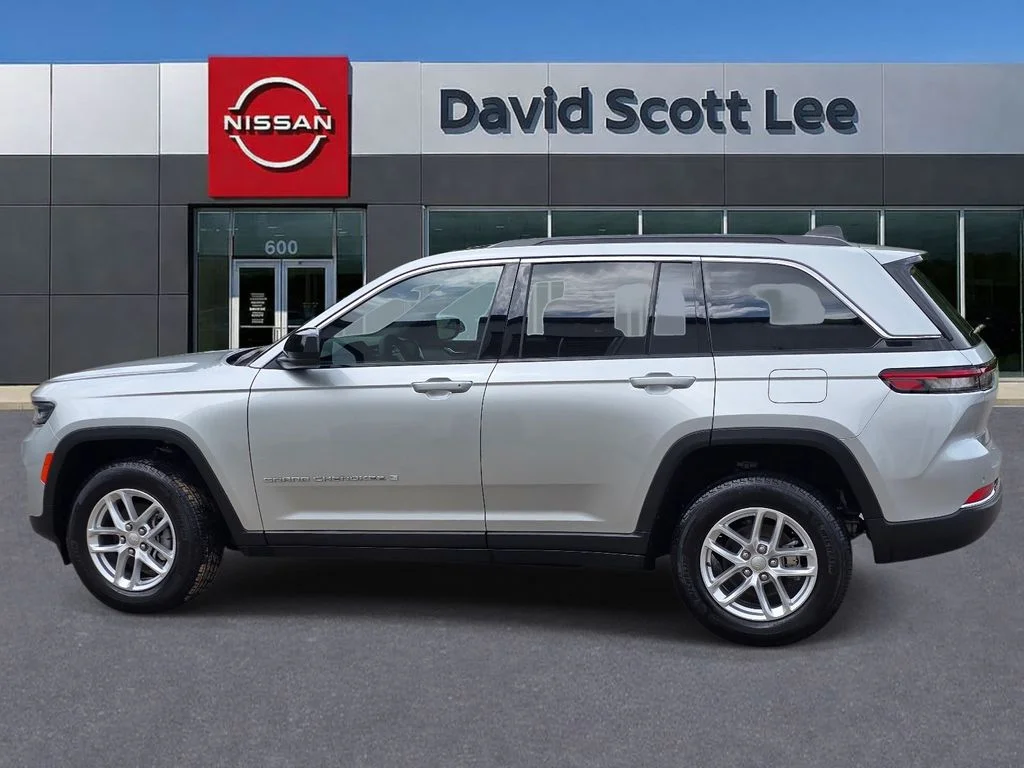 Used 2025 Silver Jeep Laredo image 10