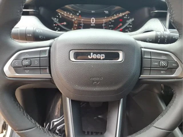 Used 2024  Jeep Latitude image 14