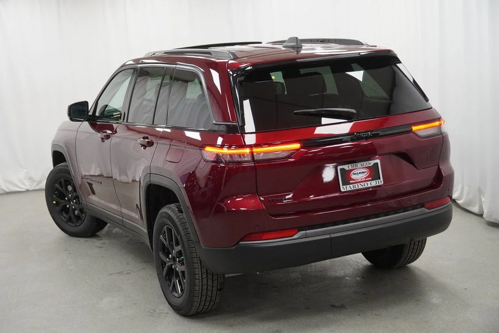New 2026 Velvet Red Pearl-Coat Exterior Paint Jeep Laredo Altitude image 11