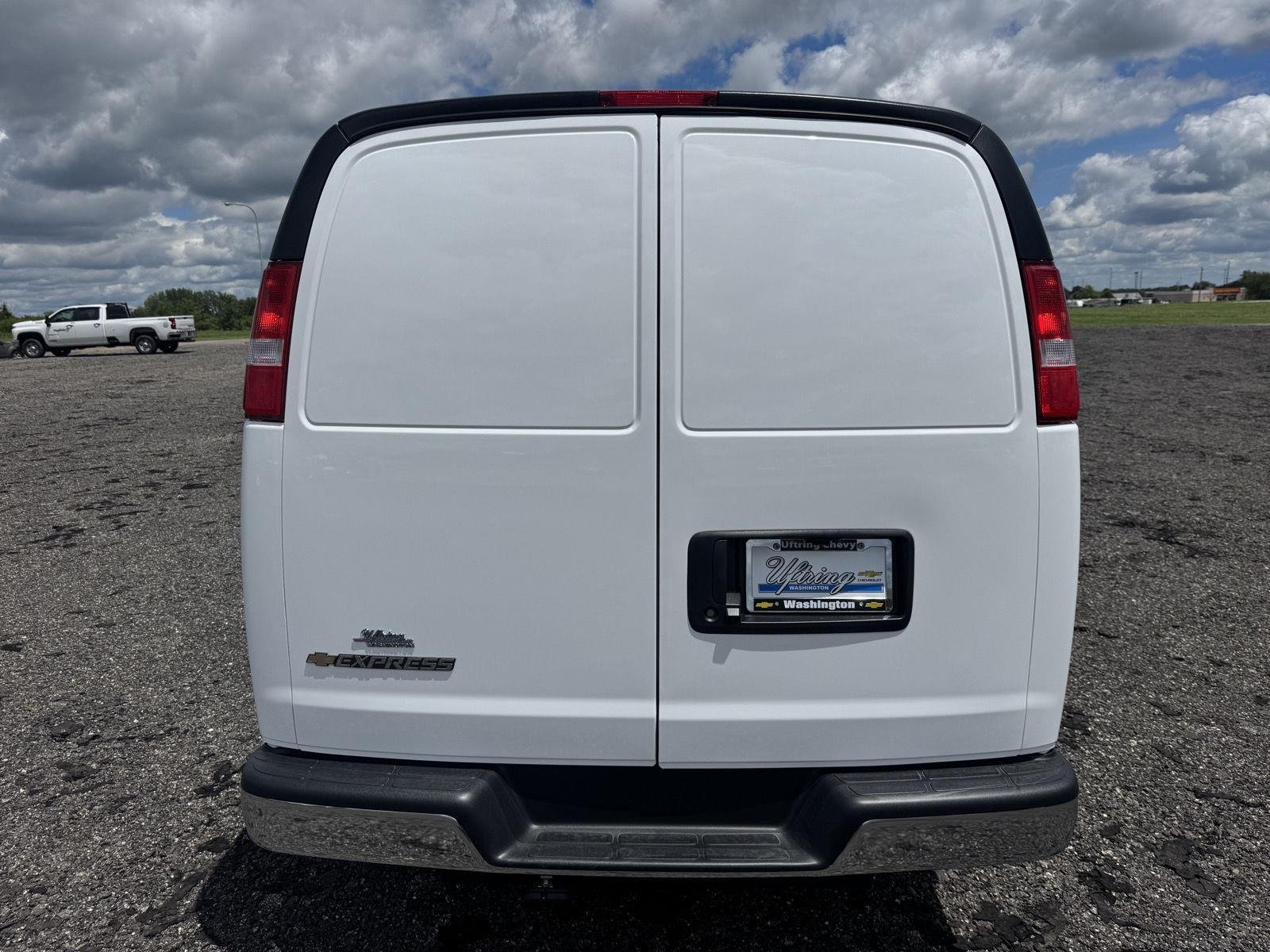 New 2026 Summit White Chevrolet WT image 2