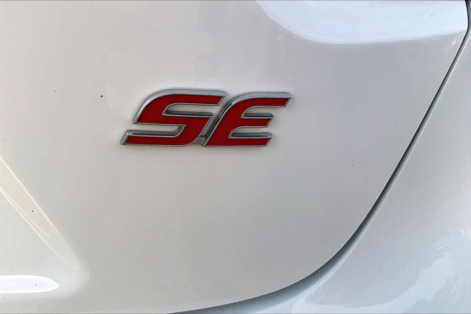 Used 2024 Ice Cap Toyota SE image 10