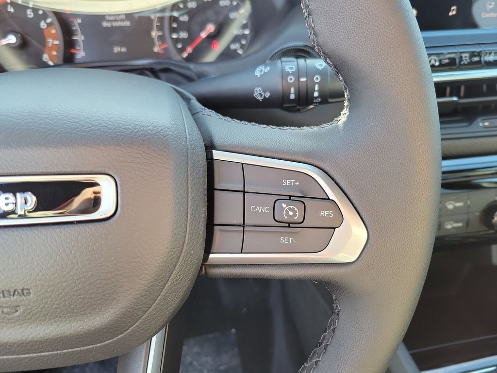 New 2026 Diamond Black Crystal Pearlcoat Jeep Latitude image 17