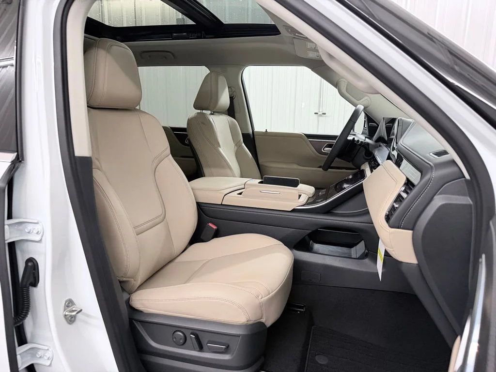 Used 2026 White INFINITI PURE image 47