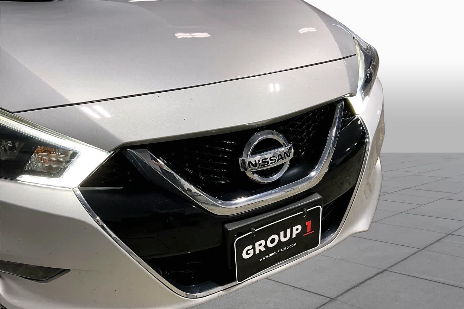 Used 2018 Brilliant Silver Nissan Platinum image 29