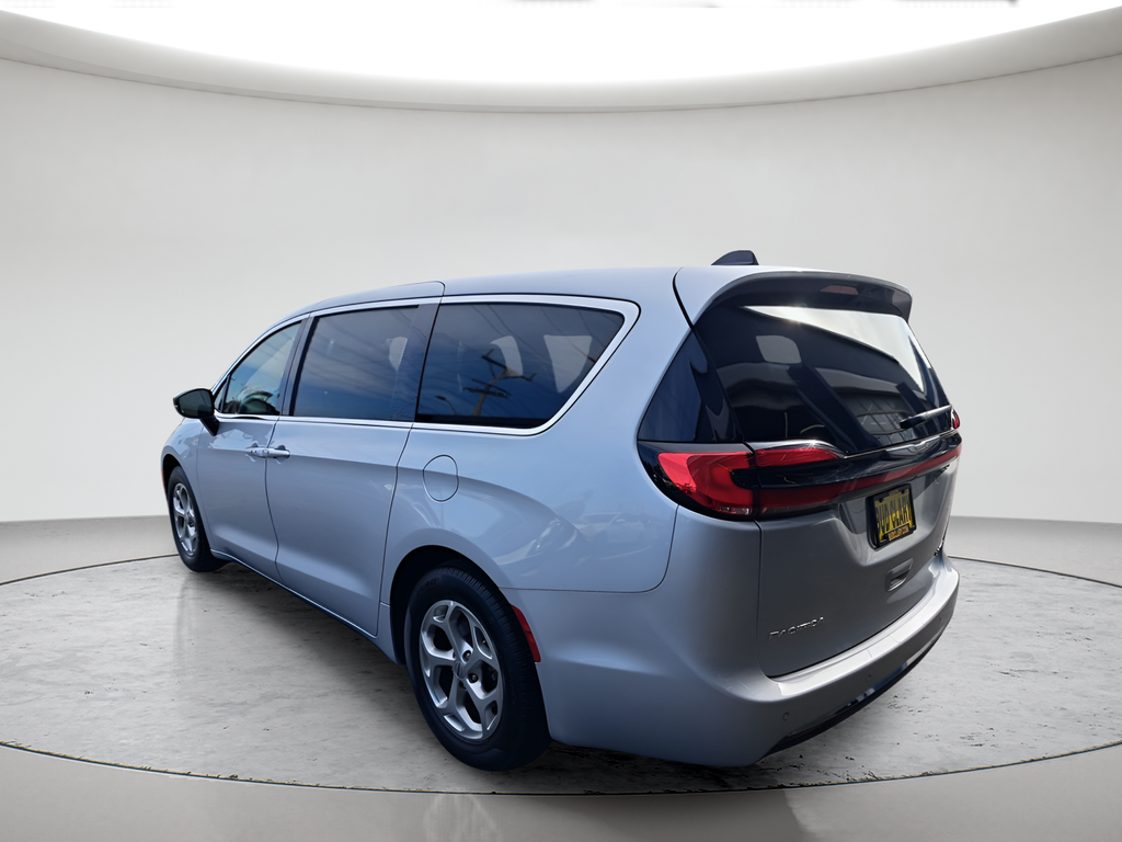 Used 2024 Silver Chrysler Limited image 3
