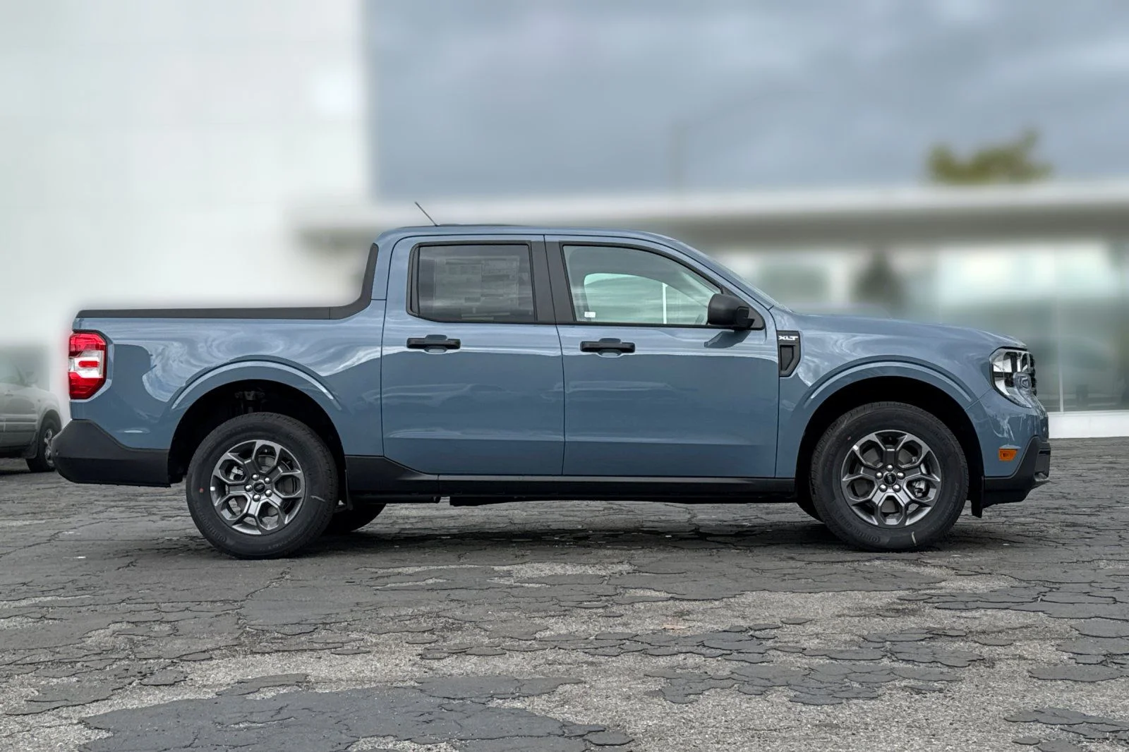 New 2026 Azure Gray Metallic Tri-Coat Ford XLT image 2