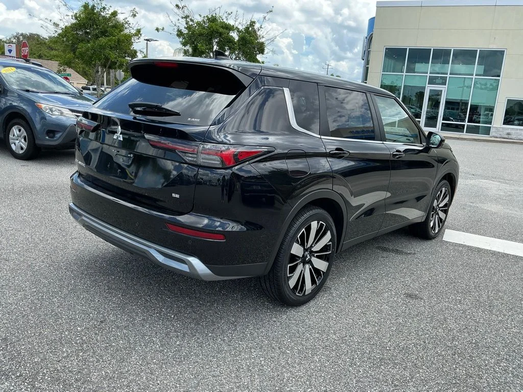Used 2025  Mitsubishi SE image 6
