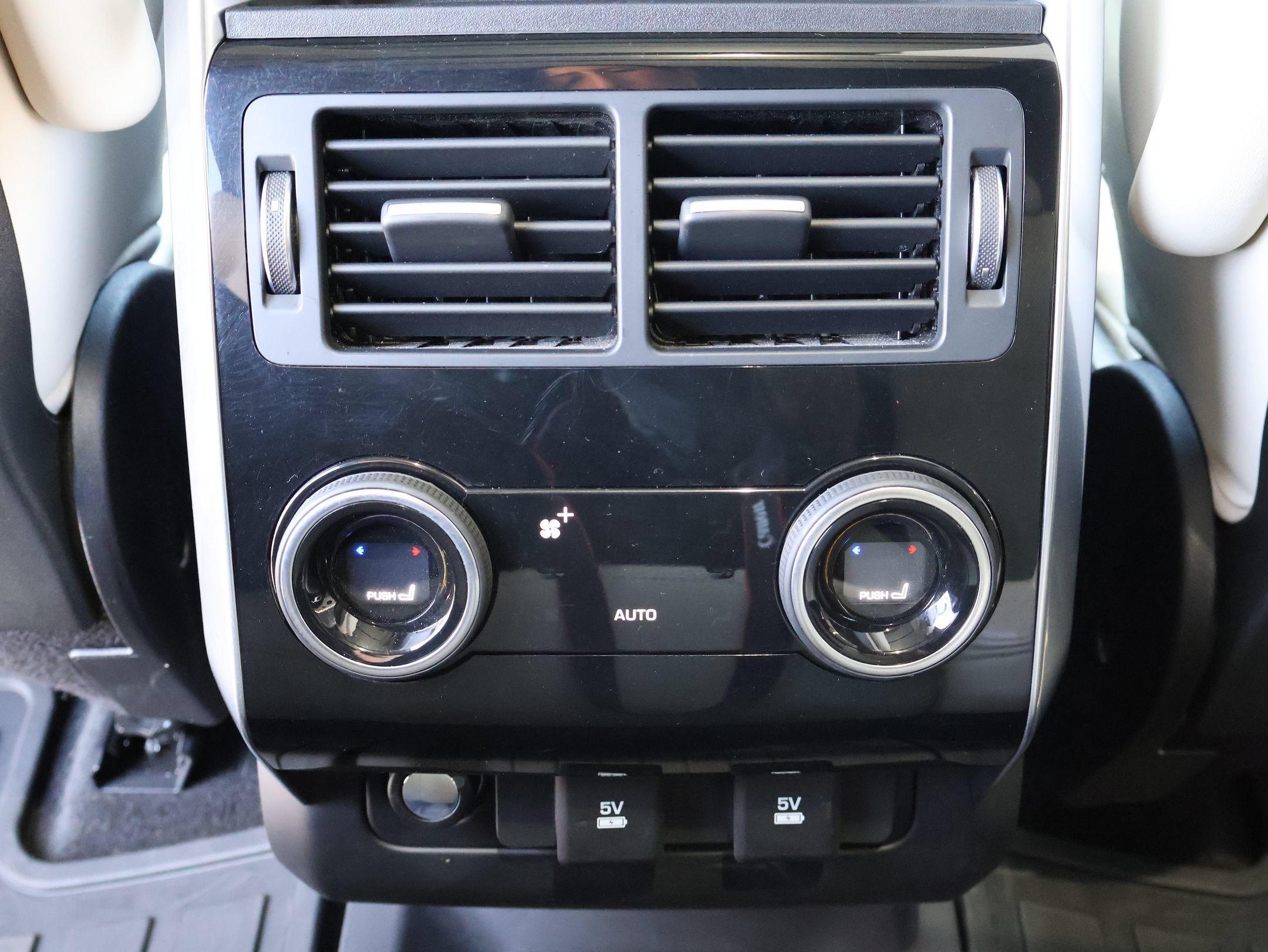 Used 2020 Fuji White Land Rover HSE Dynamic image 23