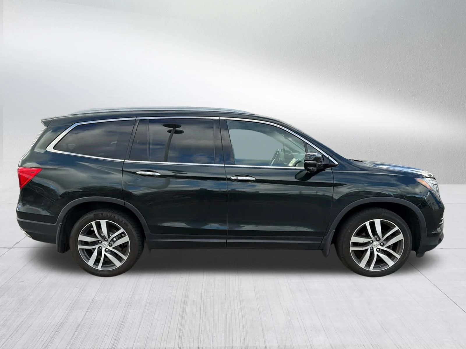 Certified Used 2017 Crystal Black Pearl Honda Touring image 4