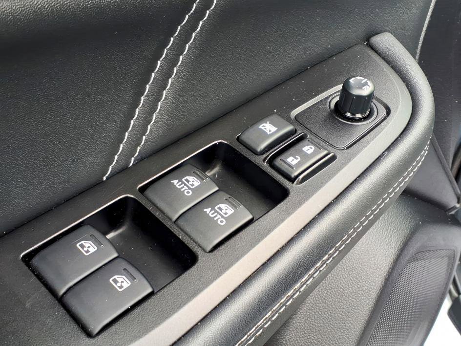 Used 2019 Ice Silver Metallic Subaru Limited image 17