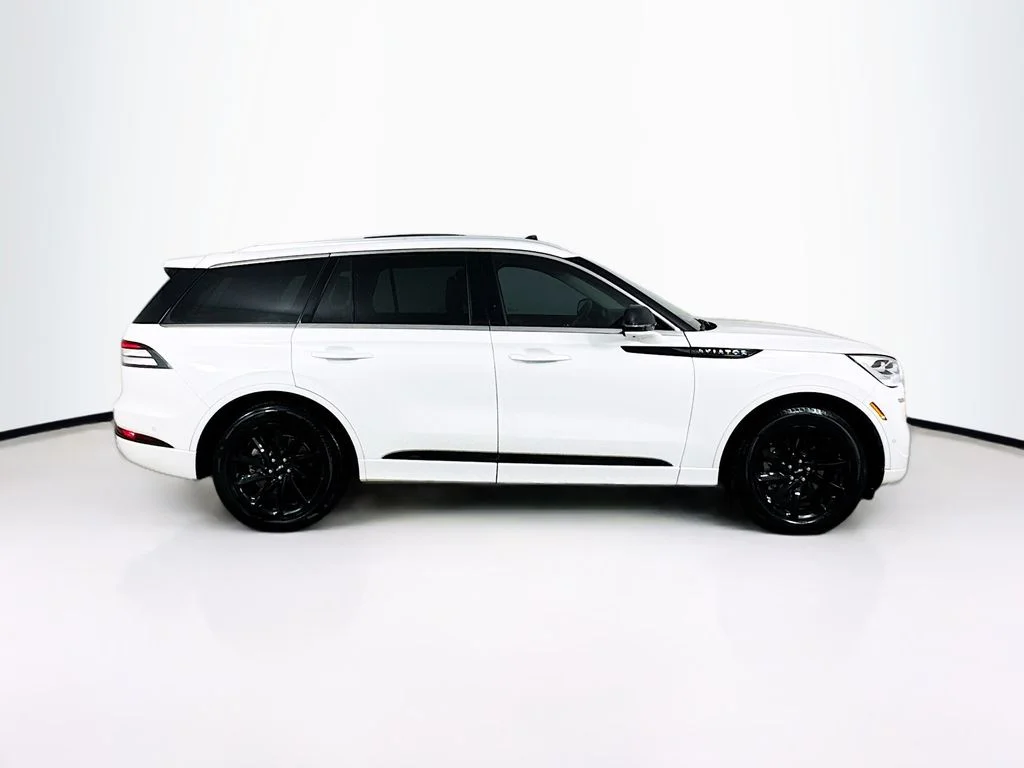 Used 2020 White Metallic Lincoln Grand Touring image 9