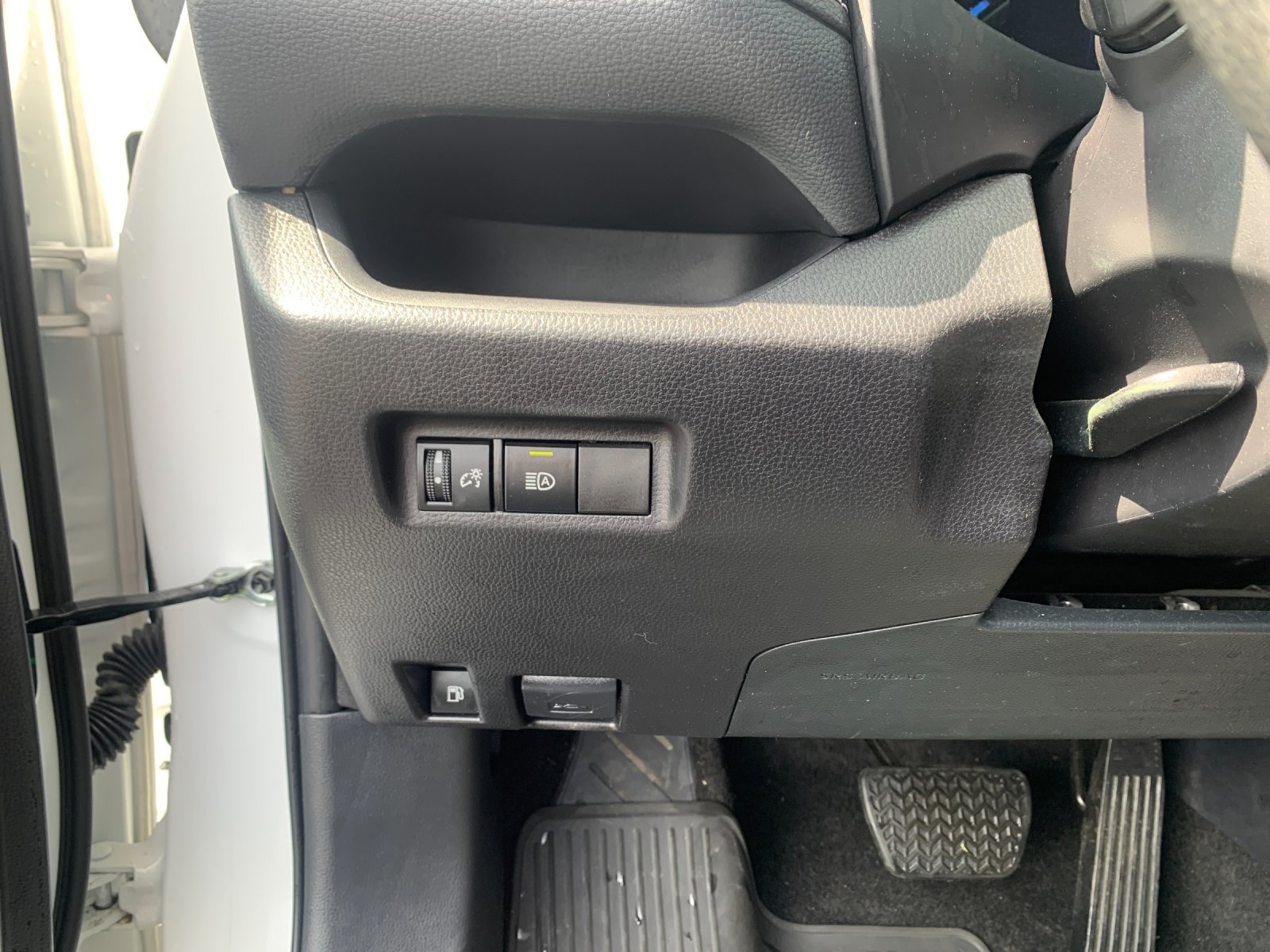 Used 2025 White Toyota XLE image 31
