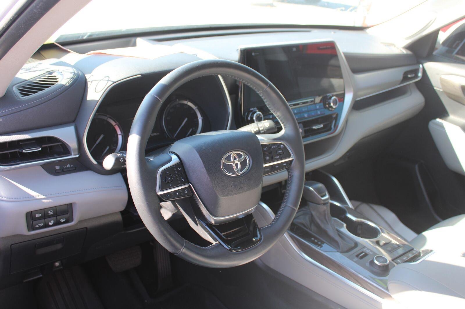 Used 2021 Blizzard Pearl Toyota Platinum image 9