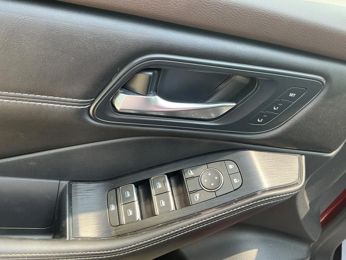 Used 2023  Nissan SL image 17