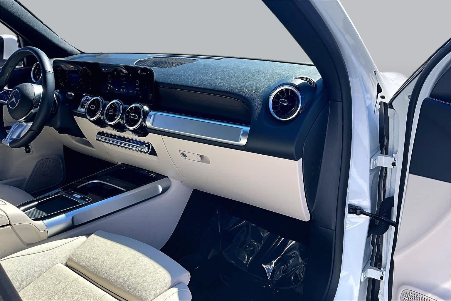 Used 2026 Polar White Mercedes-Benz GLB 250 image 18