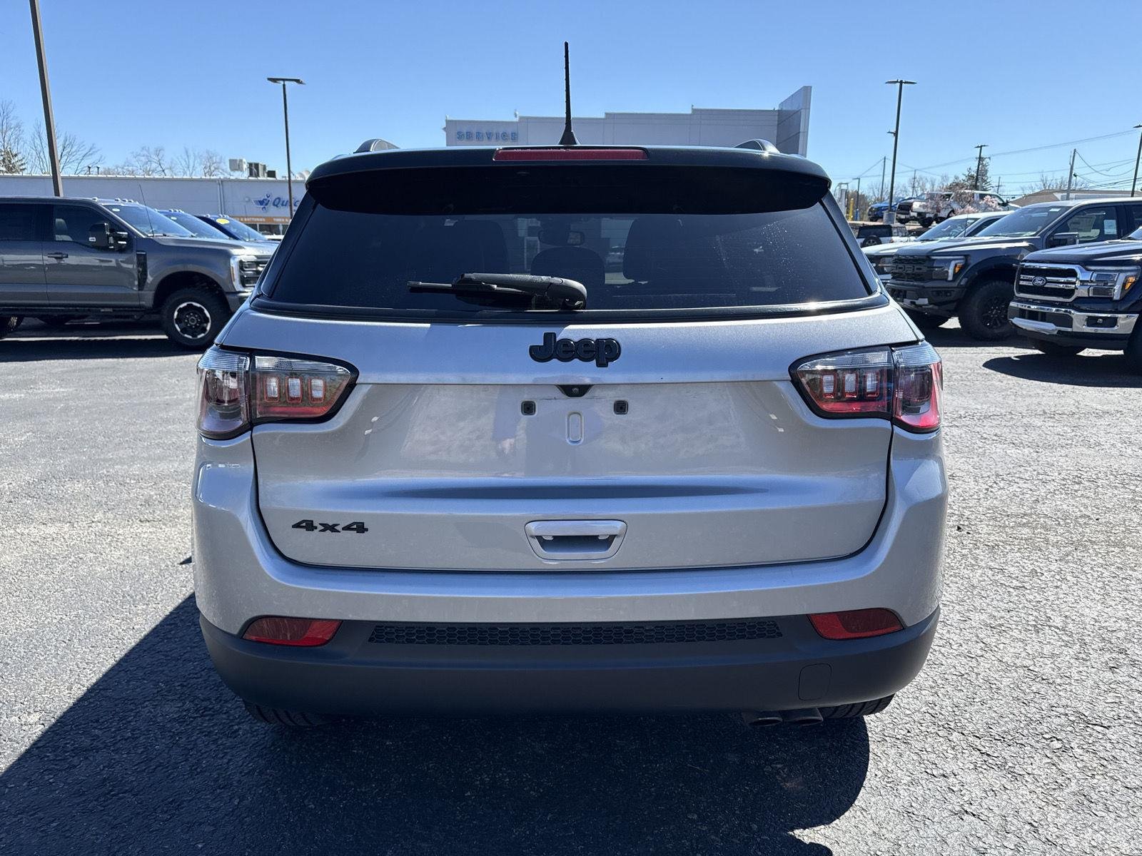 Used 2022 Billet Silver Metallic Clearcoat Jeep Altitude image 17