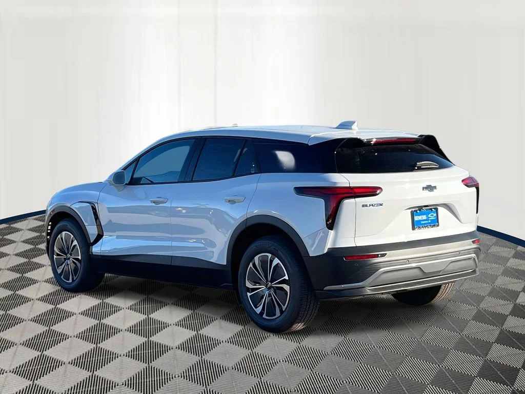 New 2026 Summit White Chevrolet LT image 4
