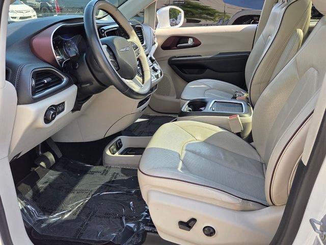 Used 2018 White Chrysler Limited image 17