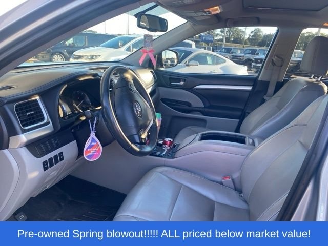 Used 2015 Silver Toyota XLE V6 image 16