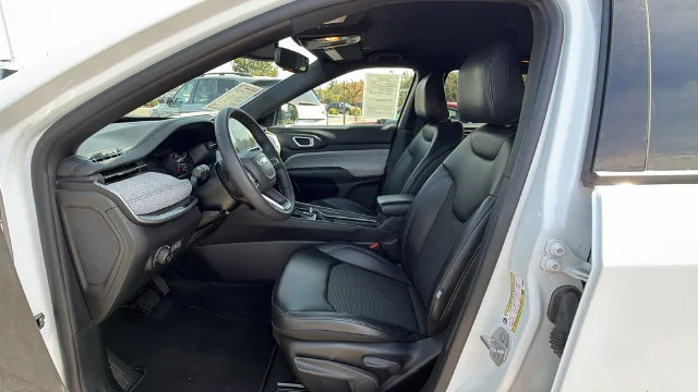 Used 2025 White Jeep Latitude image 32