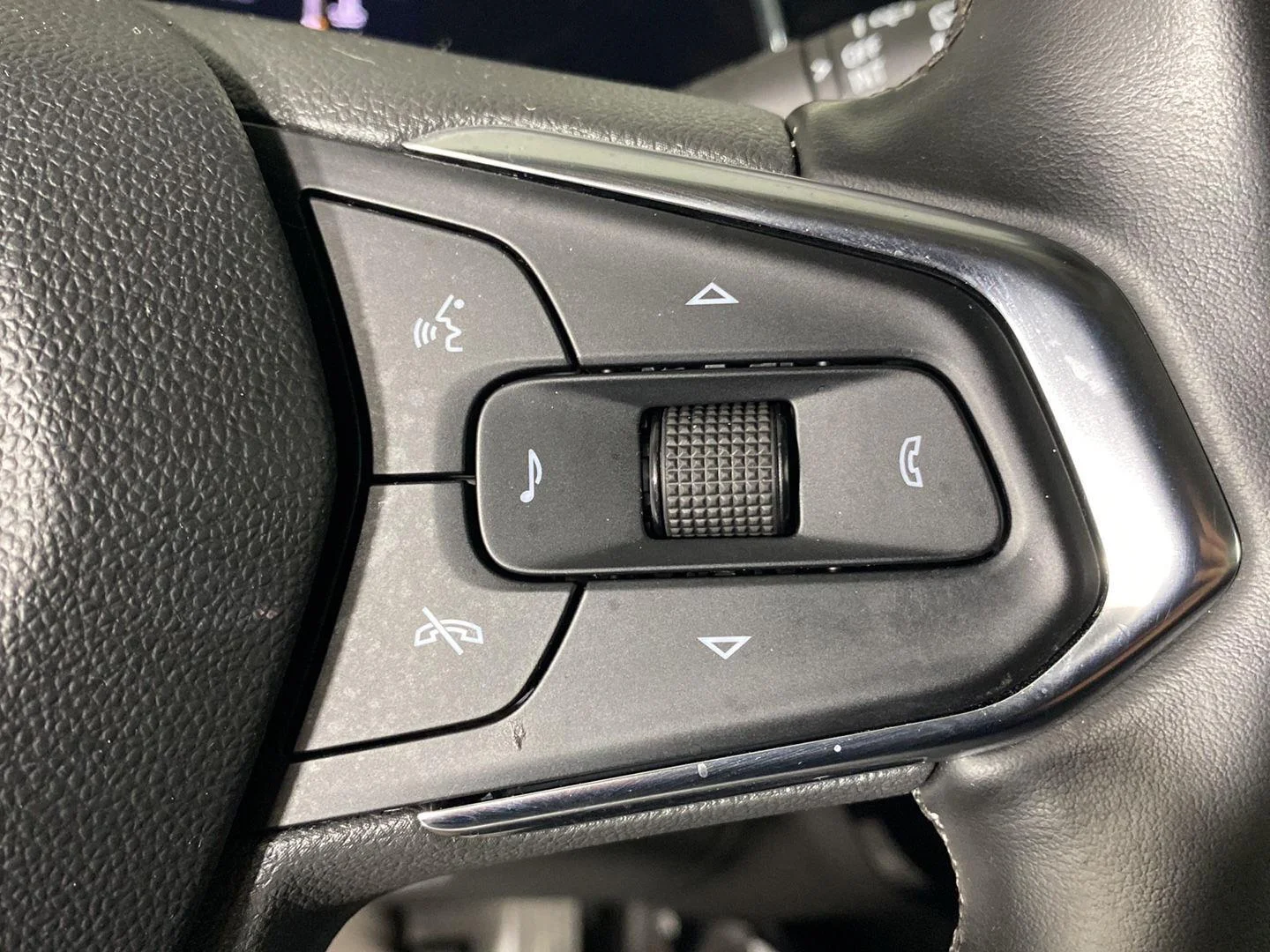 Used 2025 Mosaic Black Metallic Chevrolet ACTIV image 19