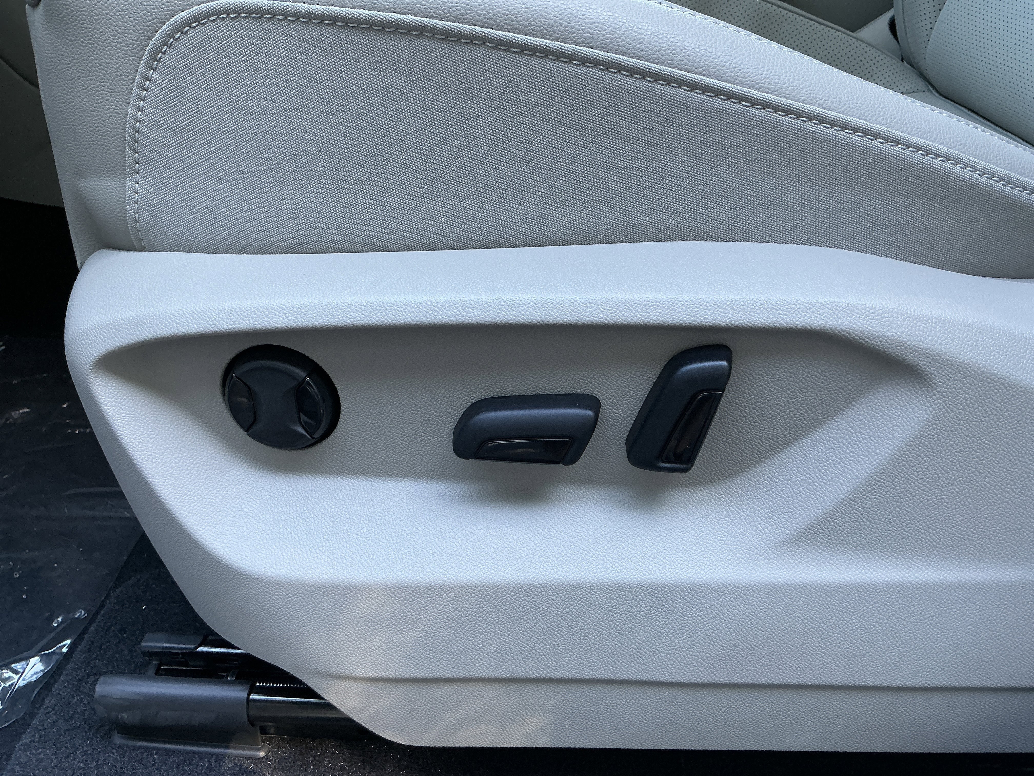 New 2026 Opal White Pearl Volkswagen 2.0T SE image 11