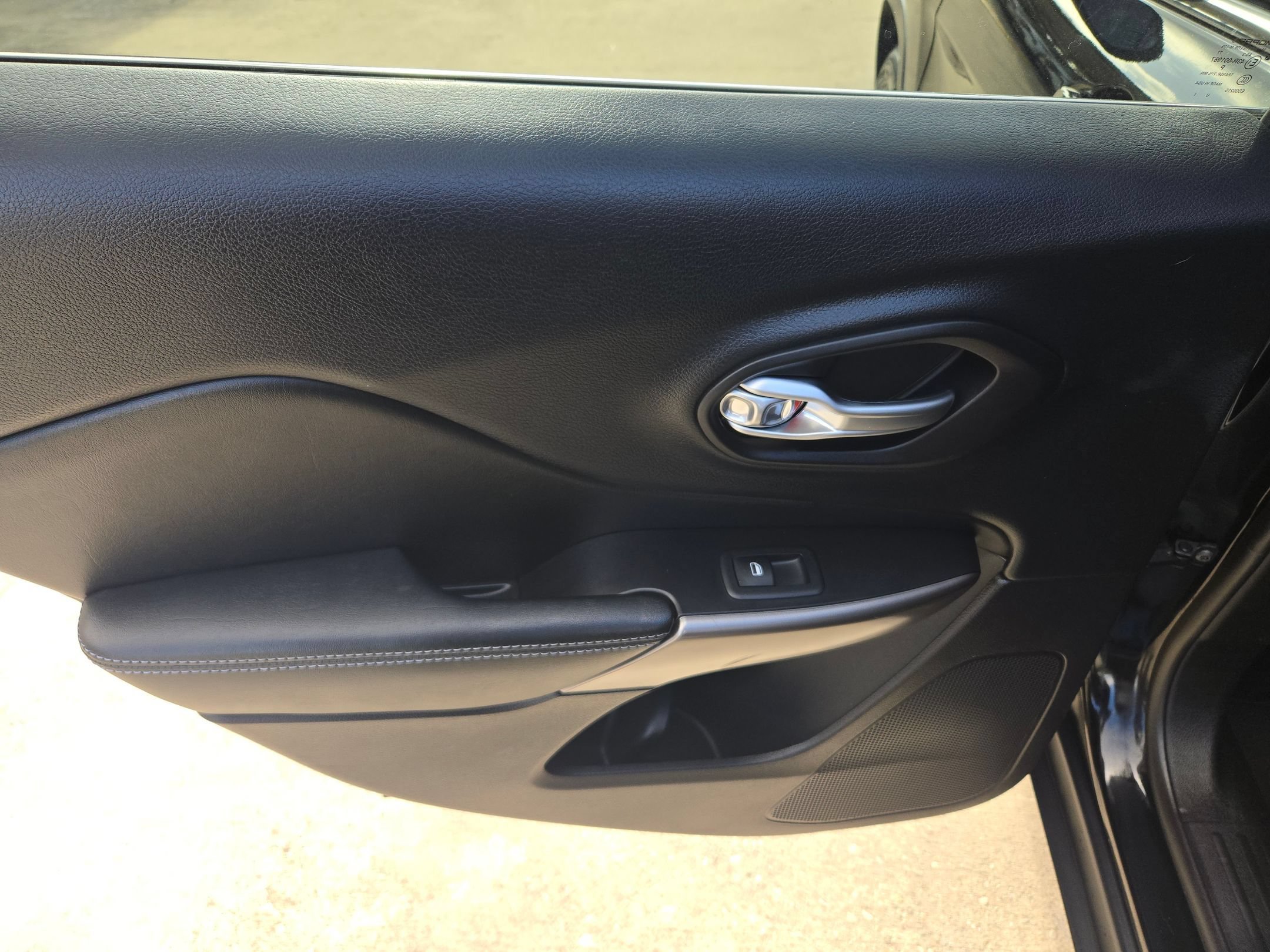 Used 2019 Diamond Black Crystal Pearlcoat Jeep Latitude image 15