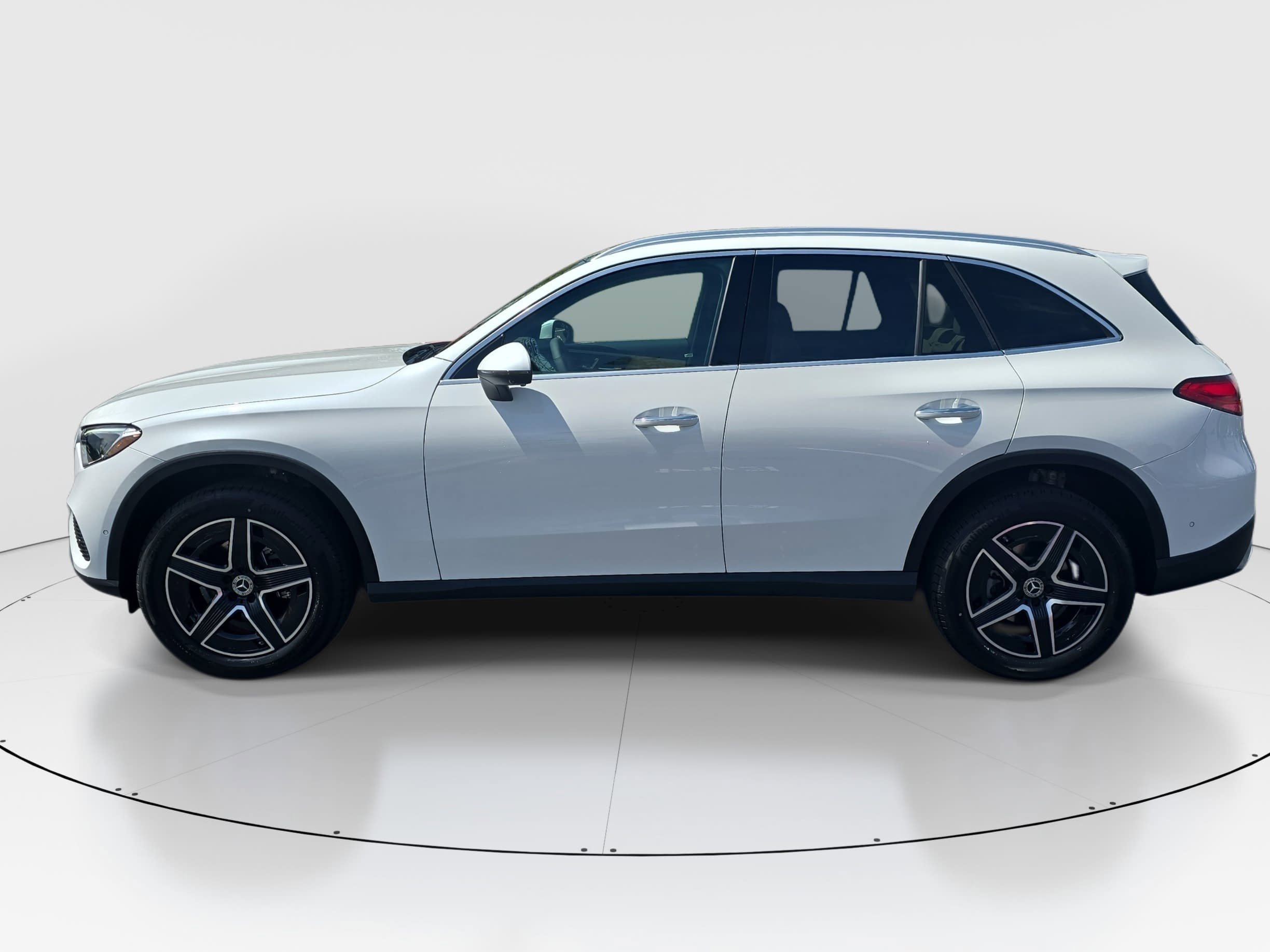 New 2026 MANUFAKTUR Moonlight White Metallic Mercedes-Benz GLC300 image 8