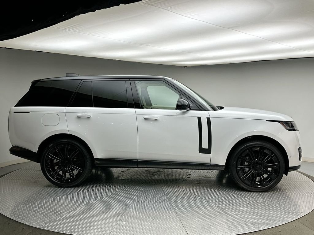 New 2026 Fuji White Land Rover SE image 4