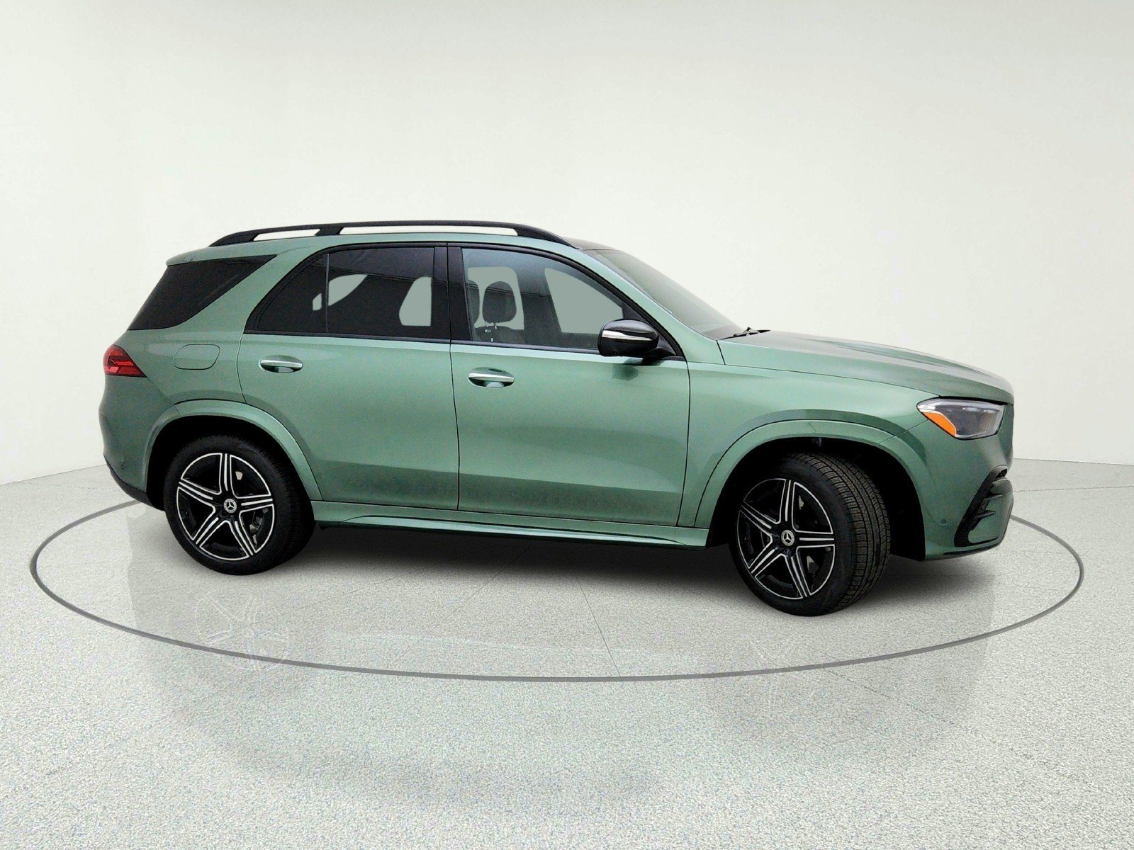 New 2026 MANUFAKTUR Ireland Mid Green Metallic Mercedes-Benz GLE 450 4MATIC® SUV image 6